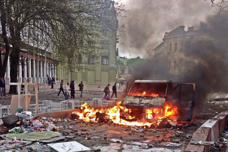 Во время массовых столкновений между сторонниками Евромайдана и Антимайдана на одной из улиц города