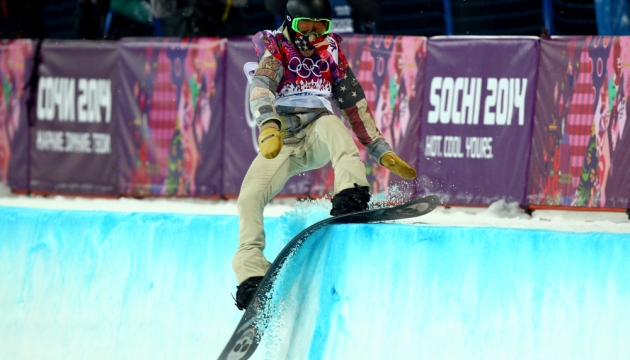 Сноубордист Shaun White из США  перед падением в финале соревнований по Хафпайпу