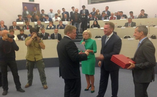 Вице-премьер Игорь Шувалов вручает сертификат, подтверждающий факт защиты стратегии Череповца мэру Юрию Кузину