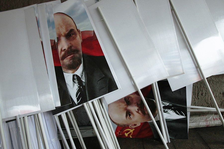 В Москве манифестанты шли с изображениями&nbsp;Владимира Ленина, Иосифа Сталина, Че Гевары, флагами разных стран