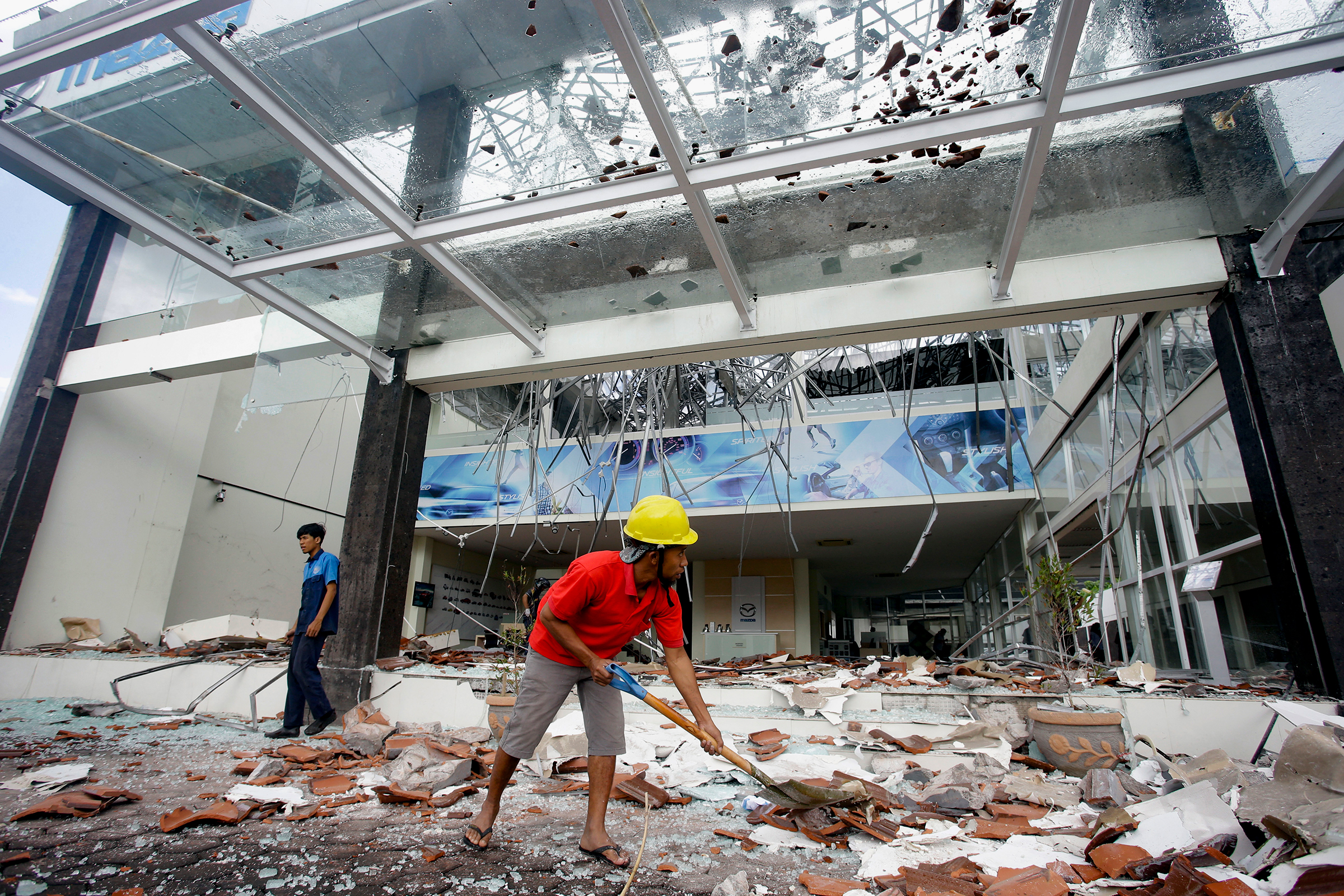 Ущерб нанесли и последовавшие за землетрясением афтершоки. По данным индонезийского Агентства метеорологии, климата и геофизики, их было около 120