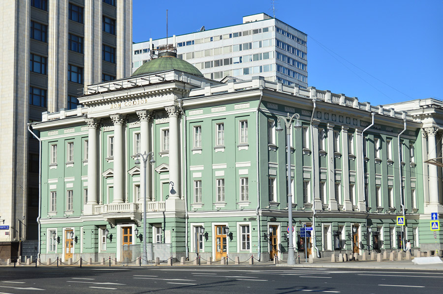 Здание Дома союзов было построено в XVIII веке. За время своего существования оно успело побывать усадьбой, домом дворянского Благородного собрания и зданием Центрального совета московских профсоюзов