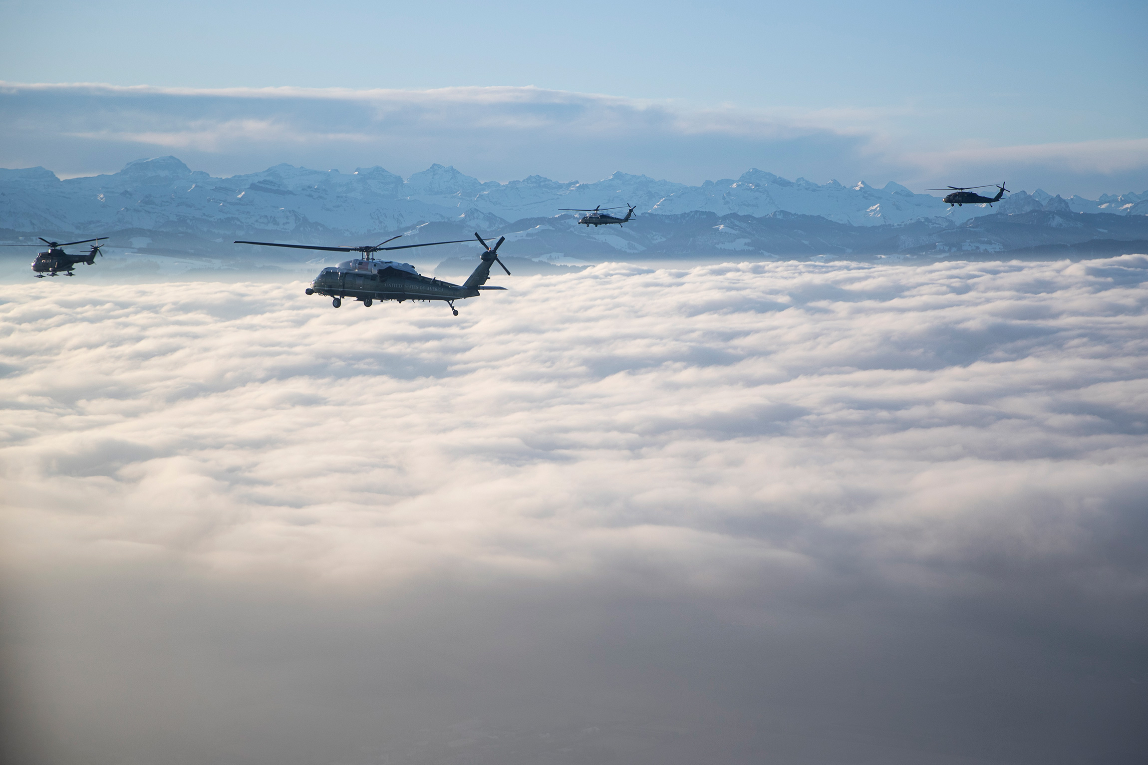 21 января. Вертолет с американским президентом Дональдом Трампом на борту направляется в Давос (Швейцария) на Всемирный экономический форум
