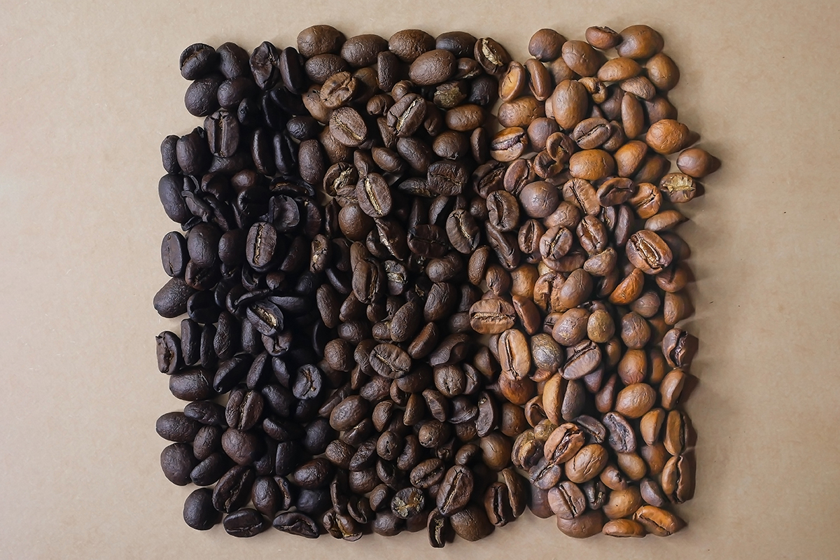 Различные виды обжарки кофейных зерен: темный, средний и светлый