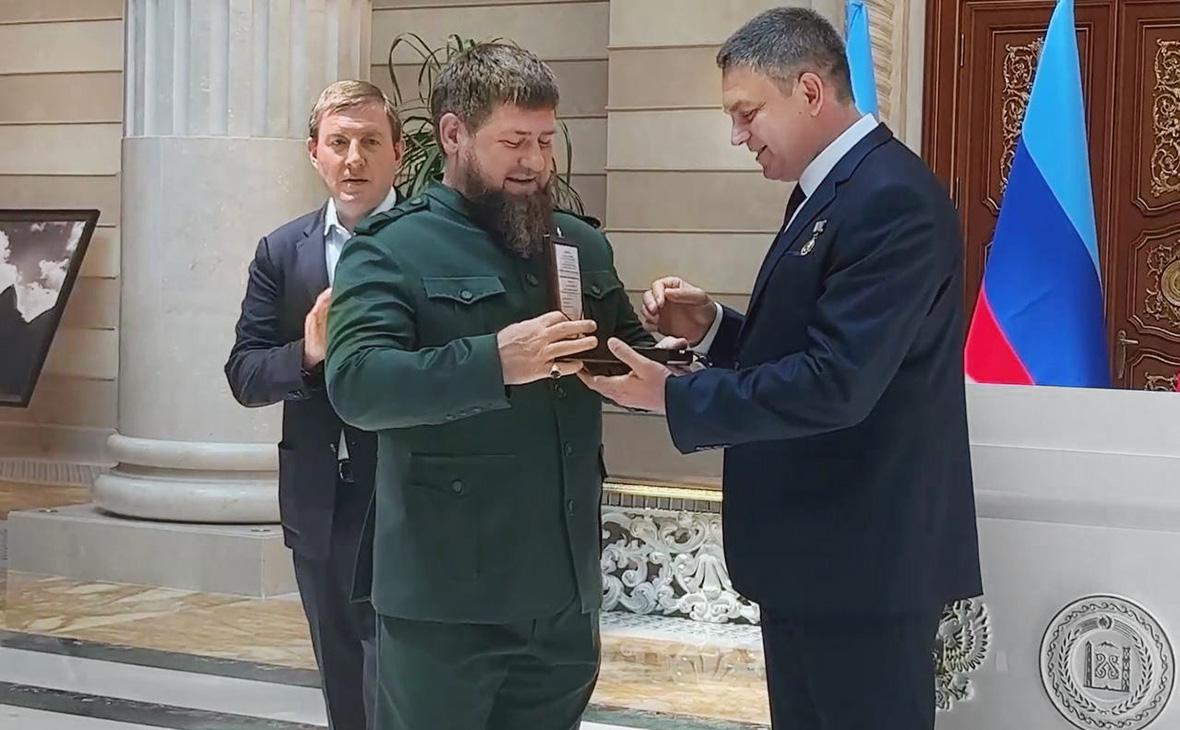 Главе Чечни Кадырову присвоили звание Героя ЛНР