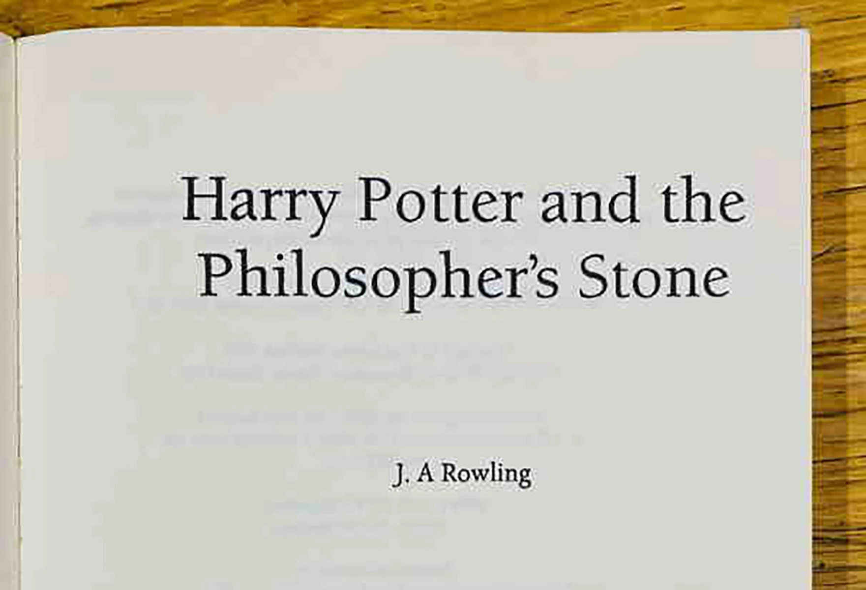 <p>Титульная страница проданной книги&nbsp;Джоан Роулинг &laquo;Гарри Поттер и философский камень&raquo;</p>
