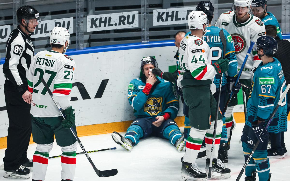 Хоккеисту порезали коньком лицо во время матча КХЛ: видео