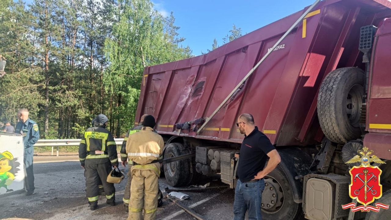 Под Петербургом КАМАЗ столкнулся с пассажирским автобусом — РБК