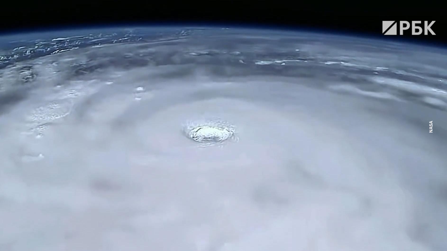 На МКС засняли «глаз» приближающегося к Китаю супертайфуна. Видео