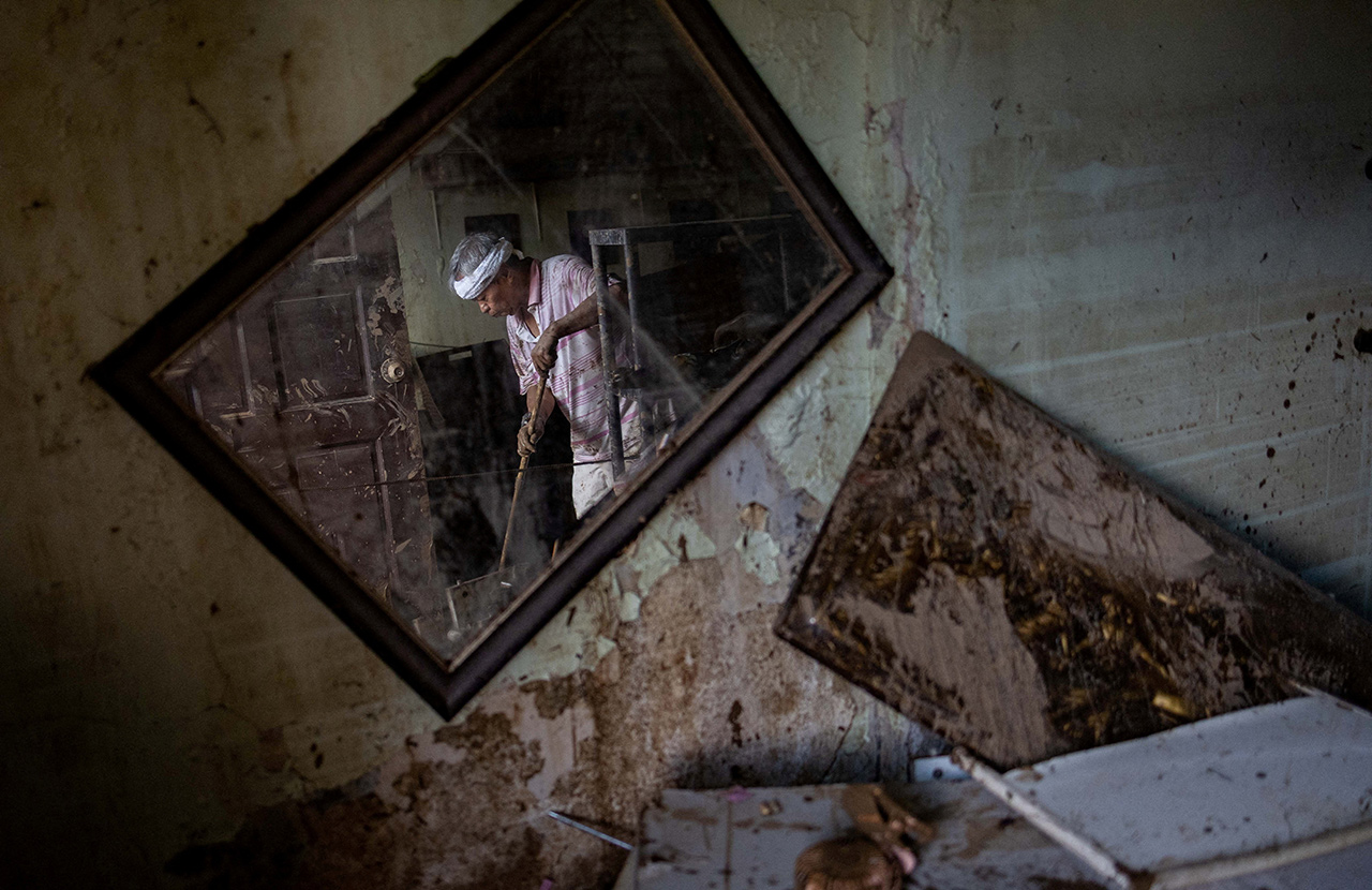 75-летний Эусебио Куйос&nbsp;убирает свой&nbsp;дом&nbsp;после наводнения, вызванного тайфуном &laquo;Калмаэги&raquo;.

Первым стал тайфун &laquo;Калмаэги&raquo; (известный местным как &laquo;Тино&raquo;), который привел к гибели 244 человек. Скорость ветра достигала 149 км/ч (41 м/с). Тайфун нанес значительный ущерб, а затем ушел во Вьетнам.