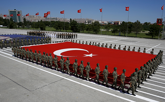 Военнослужащие турецкой армии во&nbsp;время парада. Август 2015&nbsp;года