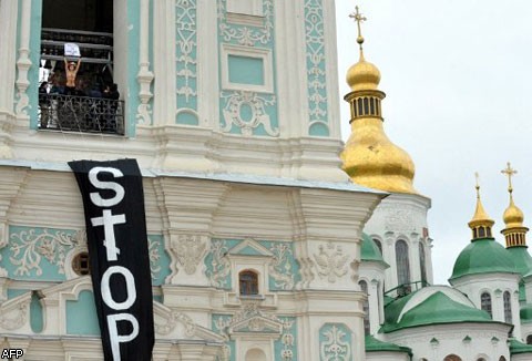 Активистки Femen разделись в киевской церкви