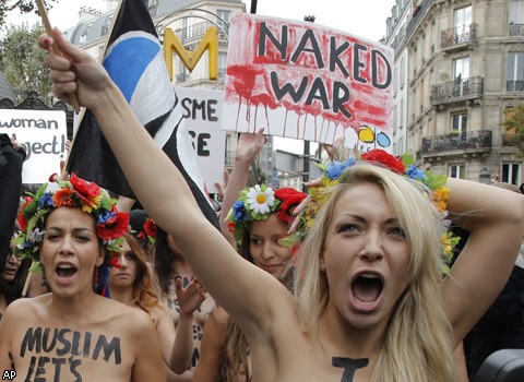 Активистки FEMEN устроили "топлес-парад" в мусульманском районе Парижа