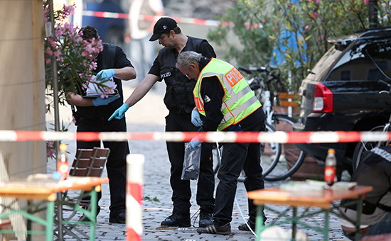 Сотрудники полиции на&nbsp;месте ​самоподрыва 27-летнего сирийского беженца в&nbsp;винном баре в&nbsp;Ансбахе


