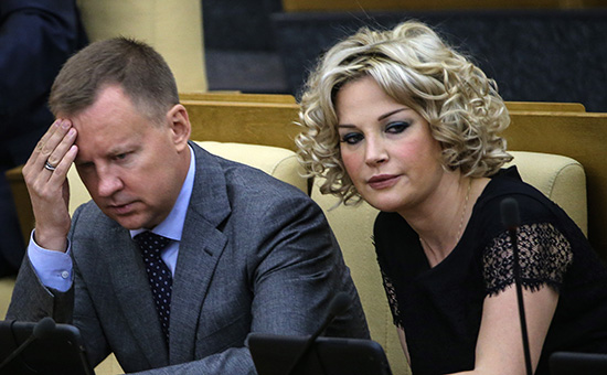 Супруги Денис Вороненков и Мария Максакова в Госдуме. Июнь 2016 года
