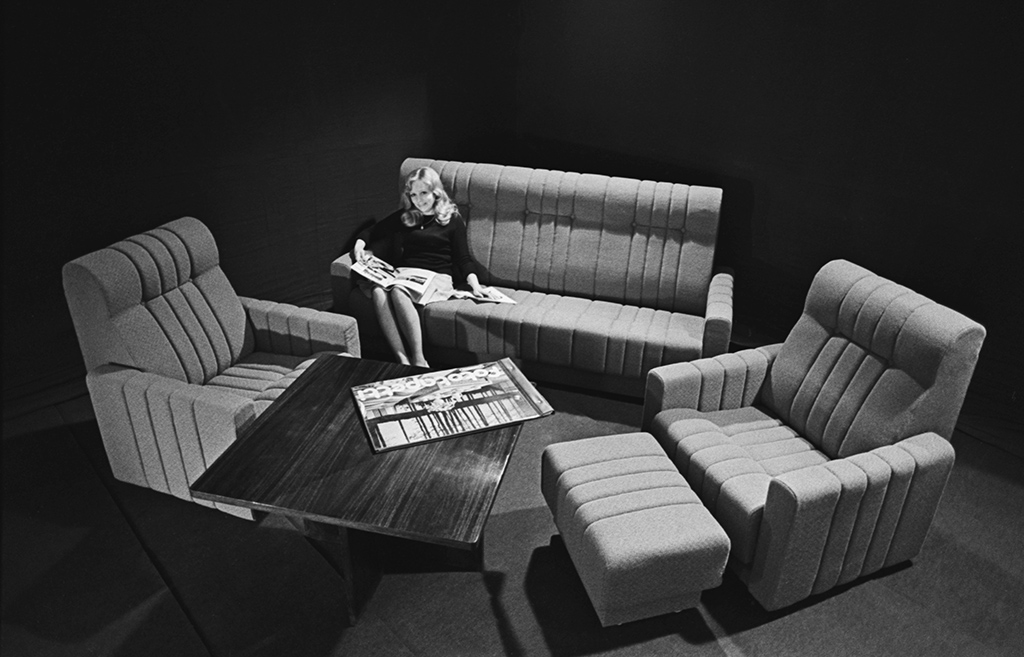 Таллинское научно-производственное мебельное объединение &laquo;Стандарт&raquo;. Комплект новой мягкой мебели. 12 января 1976 года