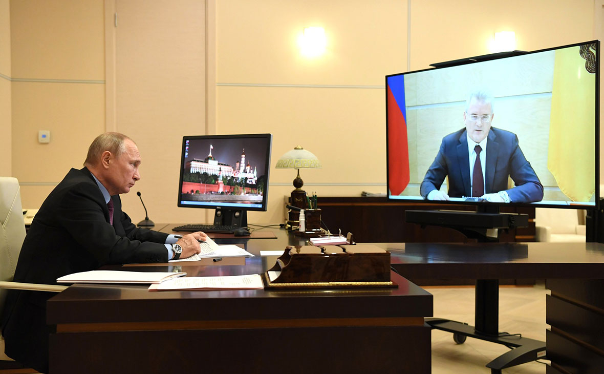 Владимир Путин во время рабочей встречи с губернатором Пензенской области Иваном Белозерцевым