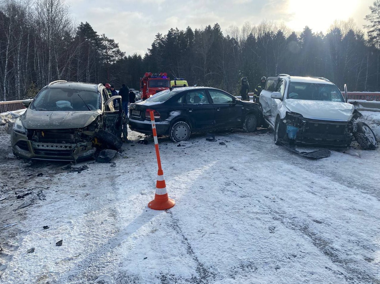 В массовом ДТП под Тюменью пострадали семь человек