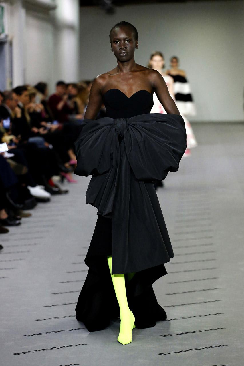 Показ коллекции Balenciaga в рамках Парижской недели моды женской одежды сезона осень/зима 2017/2018