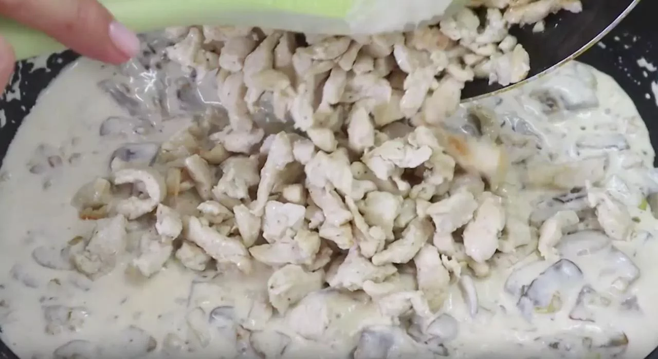 Курицу смешайте с грибами и луком