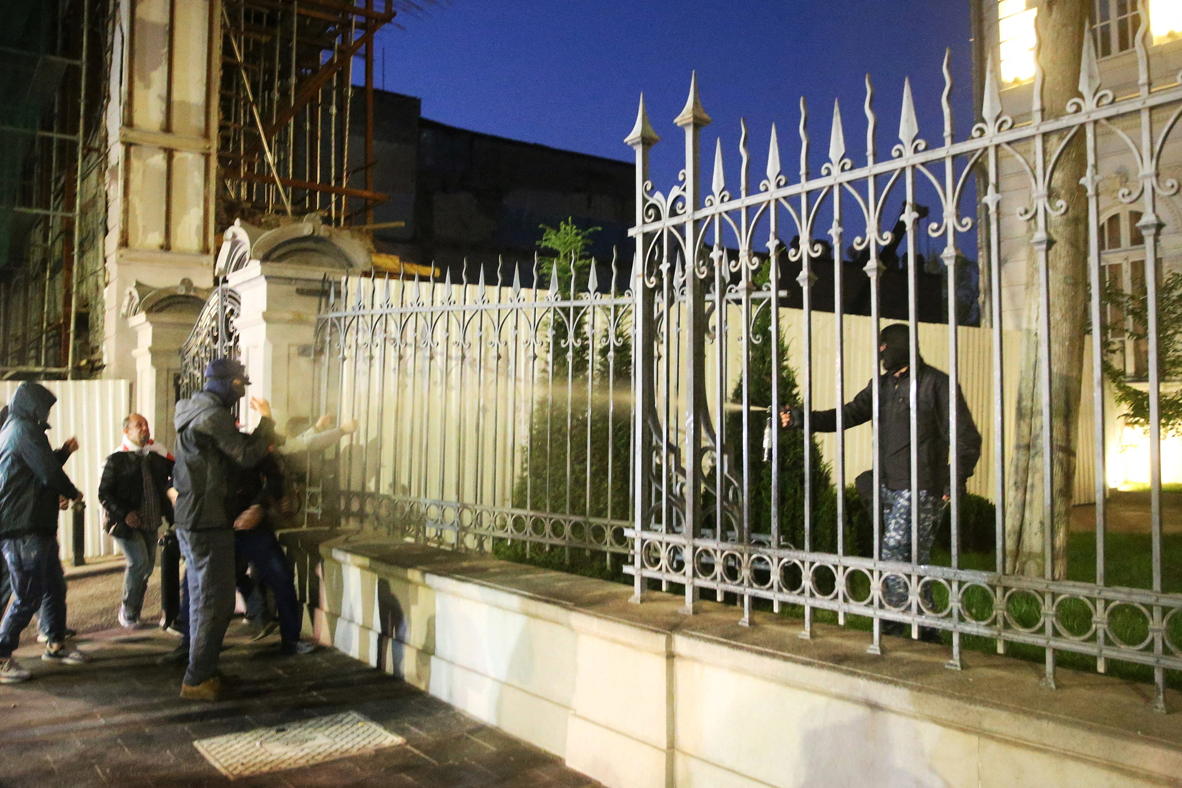 Протестующим удалось прорвать металлические ограждения и попасть во двор.