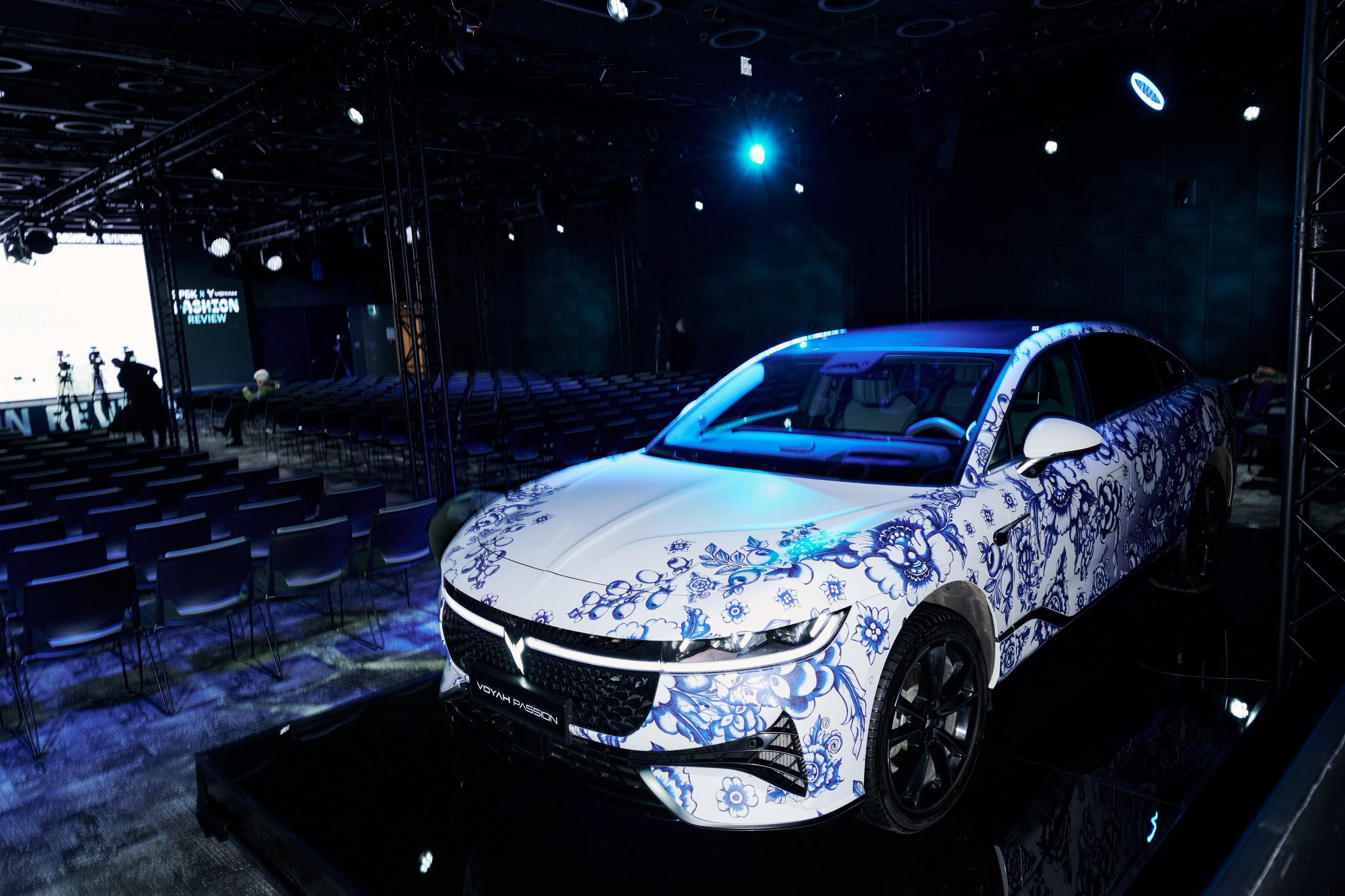 Гибридный представительский седан VOYAH PASSION в дизайне «Фэнтази»