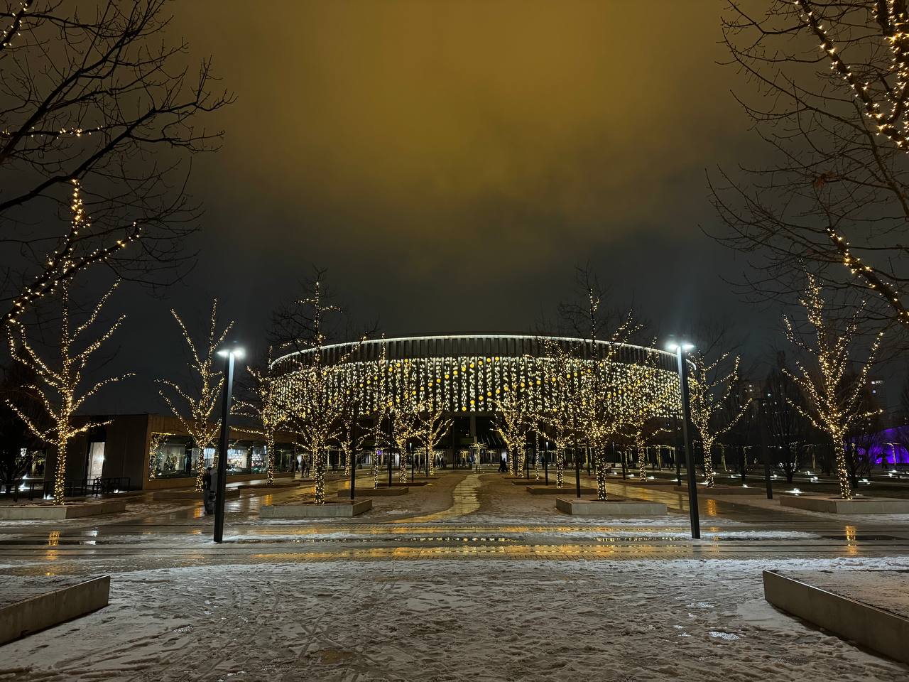 Вид на украшенный к встрече Нового года домашний стадион ФК &laquo;Краснодар&raquo;, ставший именоваться &laquo;Ozon Арена&raquo; в 2025 году после подписания спонсорского контракта с маркетплейсом Ozon.