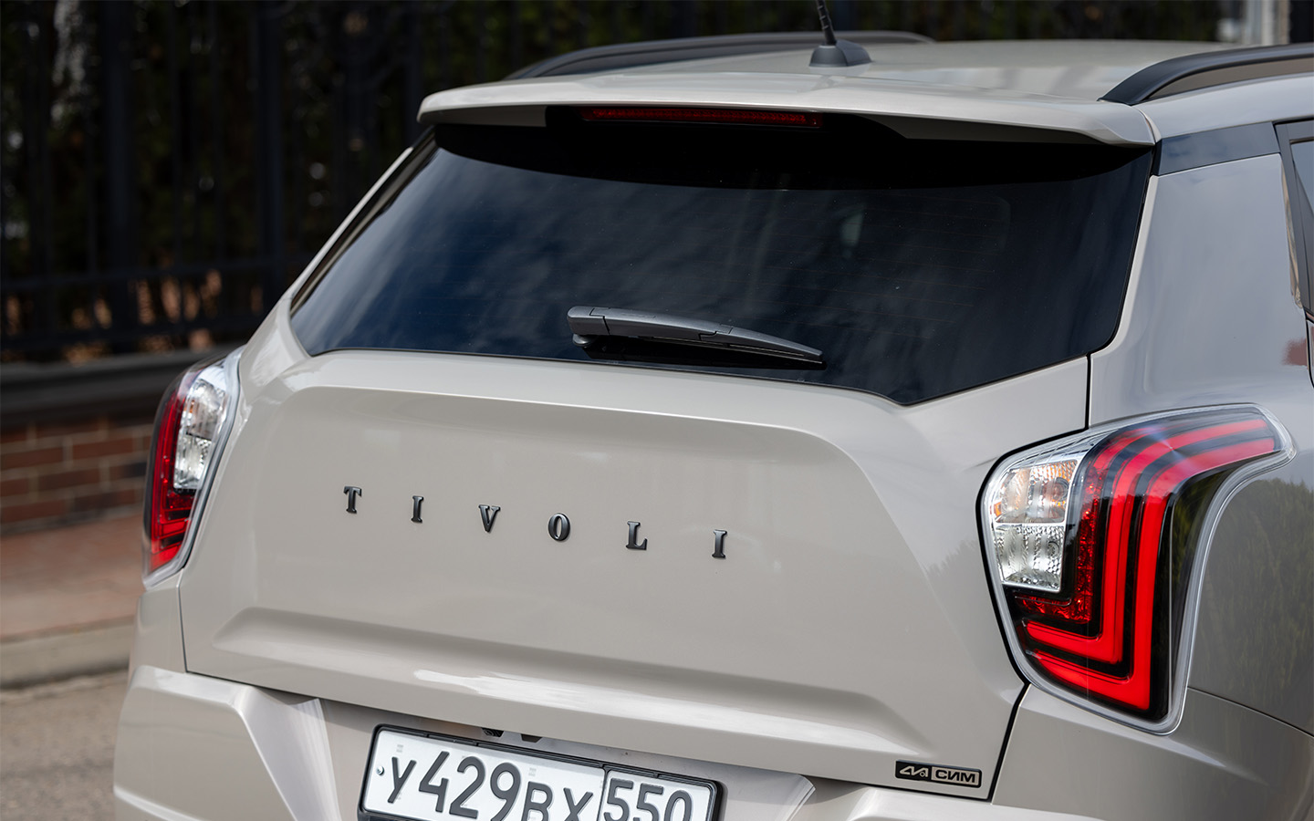 Во внешности прослеживается рука итальянских дизайнеров, хотя в KGM об этом не говорят. Достоверно то, что Тиволи&nbsp;&mdash; небольшой, но красивый городок в итальянской провинции Лацио, что в 24&nbsp;км севернее Рима