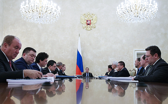 Премьер-министр РФ Дмитрий Медведев (в центре)