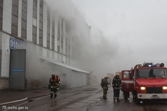 Пожарные не могут справиться с огнем, охватившим здание на Петроградке
