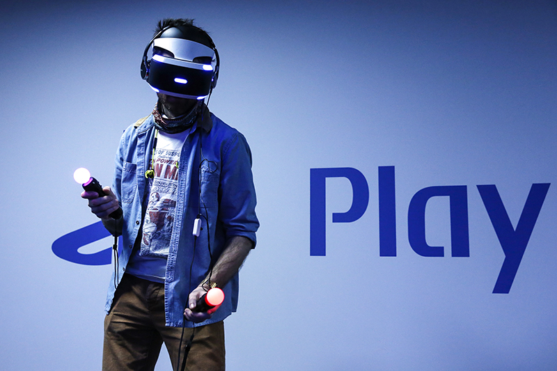Шлем виртуальной реальности Sony PlayStation VR

Цена: нет данных

Презентация шлема виртуальной реальности, созданного Sony специально для&nbsp;консоли PlayStation&nbsp;4, состоялась на&nbsp;конференции для&nbsp;разработчиков Game Developers Conference в&nbsp;марте 2014 года. Сначала аксессуар получил кодовое название Project Morpheus, но&nbsp;позже компания переименовала его в&nbsp;PlayStation VR (старое название больше не&nbsp;используется). Sony обещает, что&nbsp;новый аксессуар &laquo;обеспечит максимальное погружение игрока в&nbsp;виртуальную реальность&raquo;. Шлем будет оснащен&nbsp;5,7-дюймовым OLED-дисплеем, а&nbsp;частота обновления картинки составит 120 кадров в&nbsp;секунду (человеческий глаз улавливает 24 кадра в&nbsp;секунду).

Надев шлем, пользователь сможет ориентироваться в&nbsp;виртуальном пространстве на&nbsp;360 градусов, обещает Sony. Происходящее в&nbsp;игре будет одновременно транслироваться на&nbsp;экран шлема и&nbsp;телевизора.

Sony заранее озаботилась созданием контента для&nbsp;PlayStation&nbsp;VR. Основные продукты выпустит Sony Computer Entertainment: например, стрелялку от&nbsp;первого лица The London Heist, интерактивную прогулку по&nbsp;канату по&nbsp;мотивам одноименного фильма The Walk (&laquo;Прогулка&raquo;), интерактивный аттракцион с&nbsp;погружением под&nbsp;воду The Deep и&nbsp;др. Кроме того, сторонние разработчики уже создают несколько десятков&nbsp;игр, предназначенных специально для&nbsp;нового устройства от&nbsp;Sony
