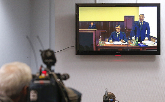 Бывший президент Украины Виктор Янукович и&nbsp;адвокат Виталий Сердюк (на мониторе слева направо), находящиеся в&nbsp;Ростовском областном суде, в&nbsp;режиме видеоконференции дает показания

