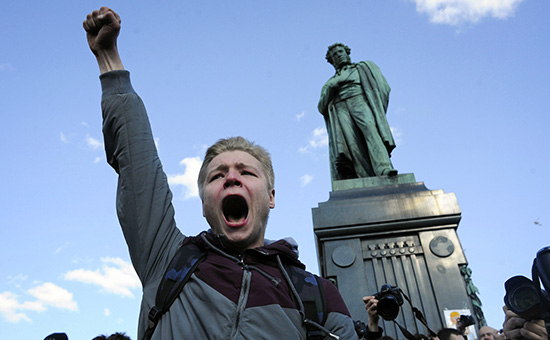 Участник акции протеста против коррупции в Москве. 26 марта 2017 года


