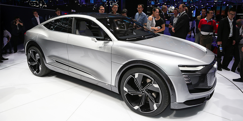 Audi E-Tron Sportback

Электрокар оснащен тремя моторами (один спереди и два сзади) суммарной мощностью 435 л.с., а запас хода превышает 500 километров. Длина машины составляет 4,90 м, размер колесной базы &ndash; 2,93 метра. При этом новинка построена на традиционной платформе MLB с продольным расположением мотора, так перед нами, возможно, прямой намер не на электрокар, а на будущий кроссовер Audi Q6, который представят в следующем году. Не исключено, что будет и полноценный электрокар, но не раньше 2019 года.
