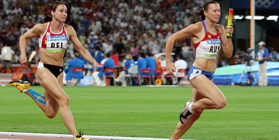 Российская бегунья Юлия Чермошанская (справа) во время эстафеты 4 на 100 метров на Олимпийских играх 2008 года в Пекине.