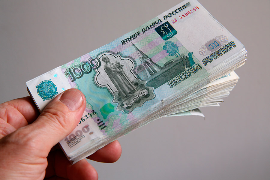 Купюры номиналом 1000 руб. были введены в обращение 1 января 2001 года. Долгое время они оставались наиболее часто подделываемыми в России, с конца 2013 года их обошли банкноты номиналом 5000 руб.
