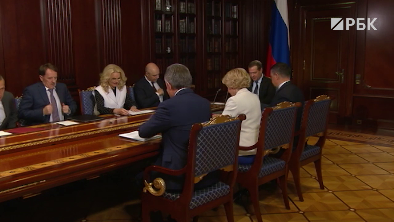 Медведев пошутил про отсутствующих из-за лета вице-премьеров
