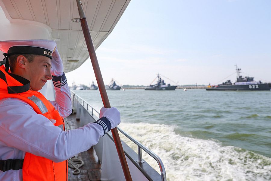Балтийск. Моряк Балтийского флота во время военно-морского парада
