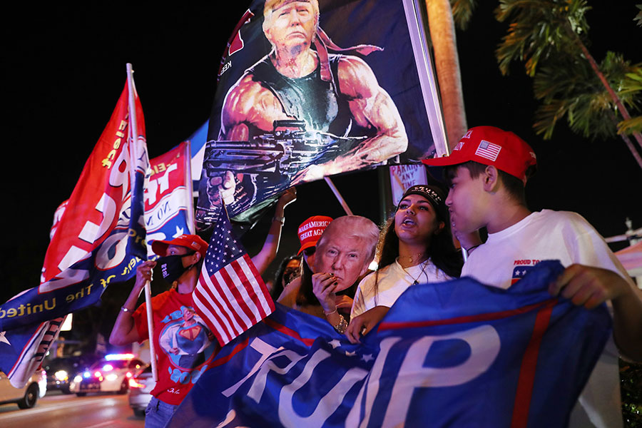Сторонники Трампа около ресторана Versailles в Майами, Флорида