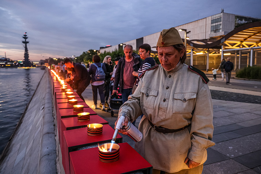 Акция &laquo;Линия памяти&raquo; на Крымской набережной в Москве: в память о каждом дне Великой Отечественной войны зажгли 1418 свечей