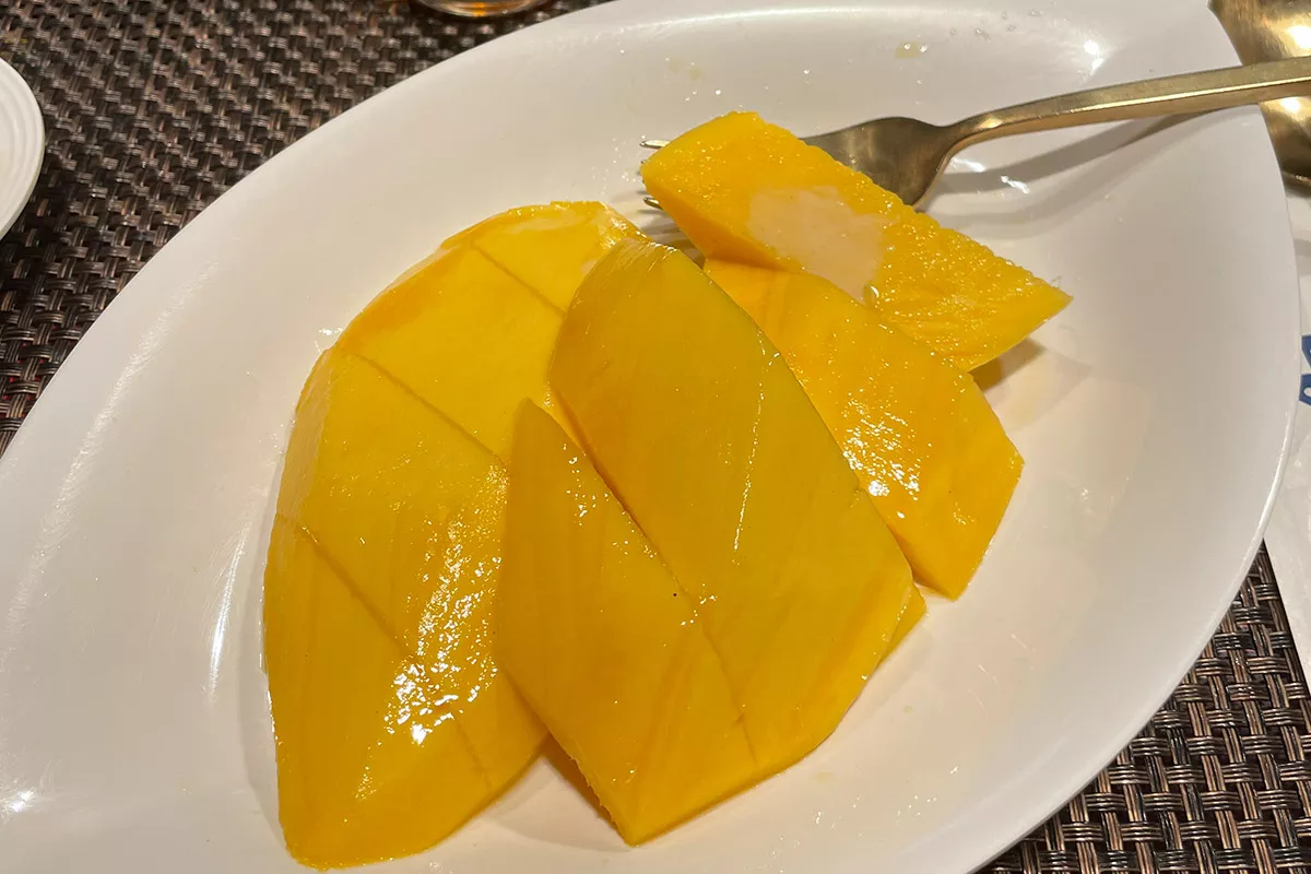 Традиционный десерт као ньяо ма муанг из свежего манго обычно дополняется клейким рисом и кокосовым молоком. Однако многие европейские туристы не воспринимают такое сочетание, поэтому в ресторанах его зачастую подают без риса, но непременно со сладким соусом из&nbsp;кокосового молока