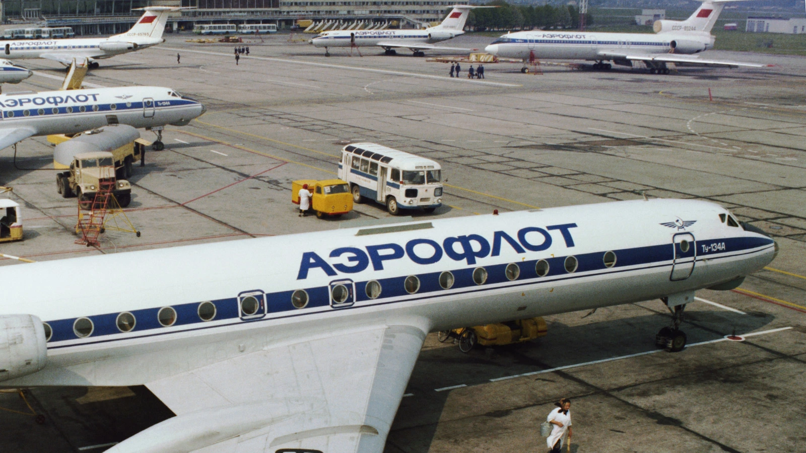 <p>Самолет&nbsp;&laquo;Аэрофлота&raquo; на взлетно-посадочном&nbsp;поле аэропорта.&nbsp;1 марта 1981 года</p>