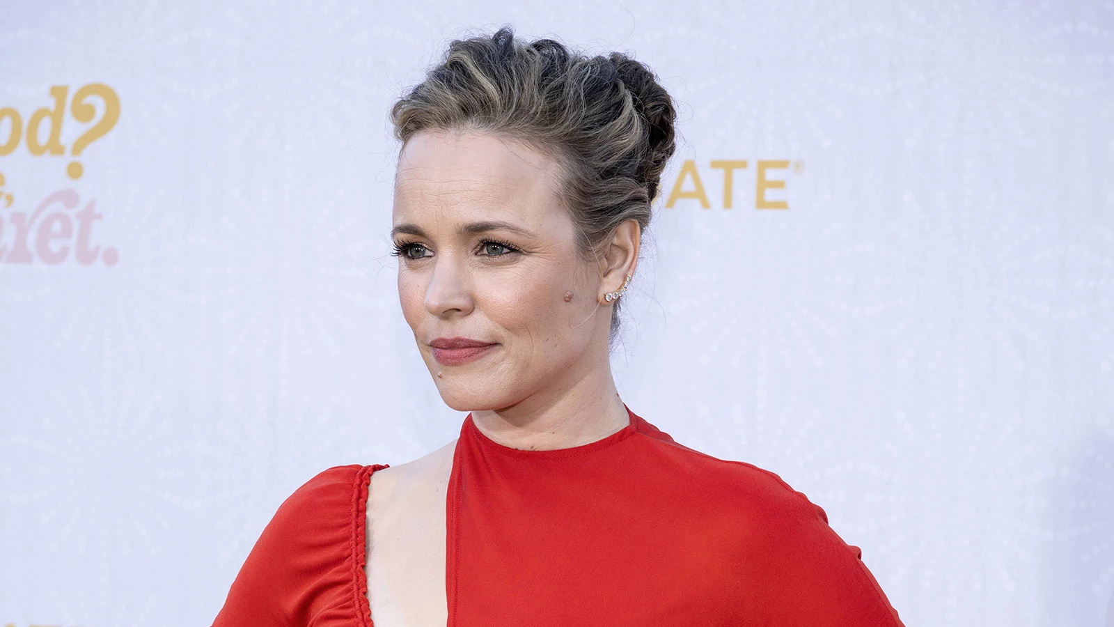 Жетілген әйел редукторды ауыстырады Көшедегі сийістің жинағы