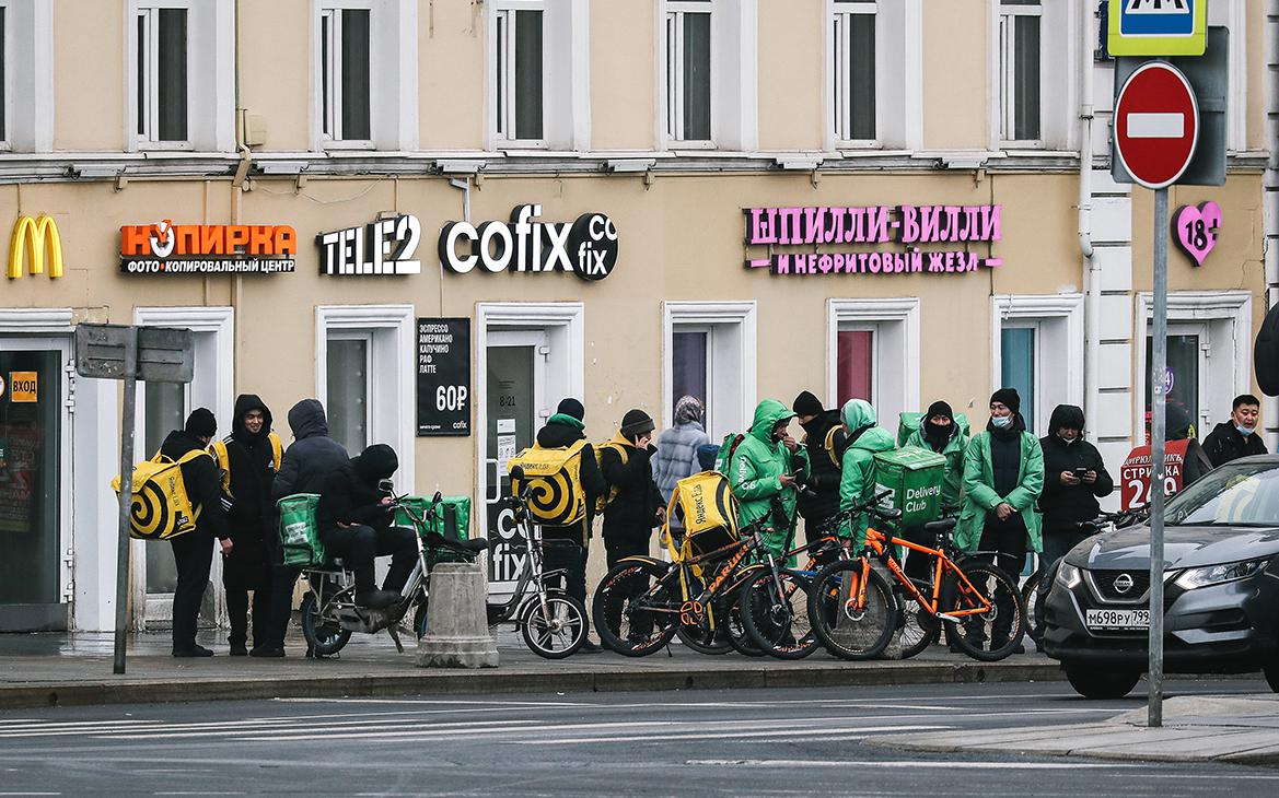 Курьеров Delivery переведут на цвета «Яндекса» и избавят от зеленых сумок