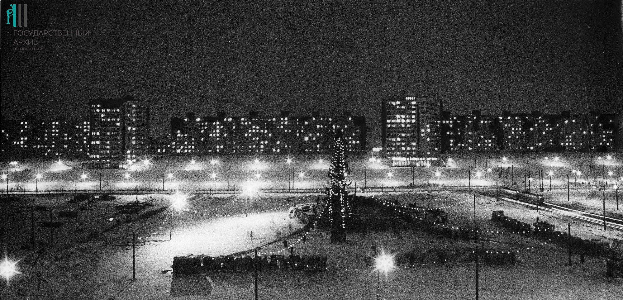 Новогодняя ёлка на площади между ул. Коммунистическая и Ленина. Справа&nbsp;&mdash; трамвайная линия по ул. Борчанинова. 1981 год