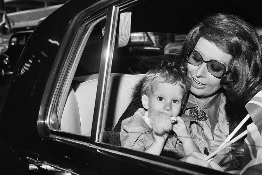 Софи Лорен со своим младшим сыном Эдоардо Понти в лондонском аэропорту, 26 июня 1974 года
