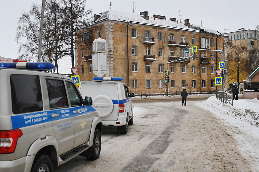 Жильцов дома на улице Клары Цеткин в Казани эвакуировали после удара беспилотника. &laquo;Пострадавших нет. После завершения обследования, коммунальные службы смогут приступить к восстановлению&raquo;,&nbsp;&mdash; заявили в мэрии.