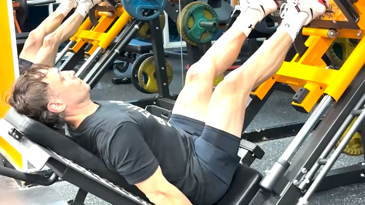 Спина плотно прижата к спинке сиденья, амплитуда движения контролируемая