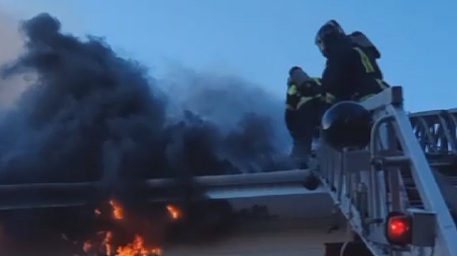 В барнаульской частной школе загорелся спортзал