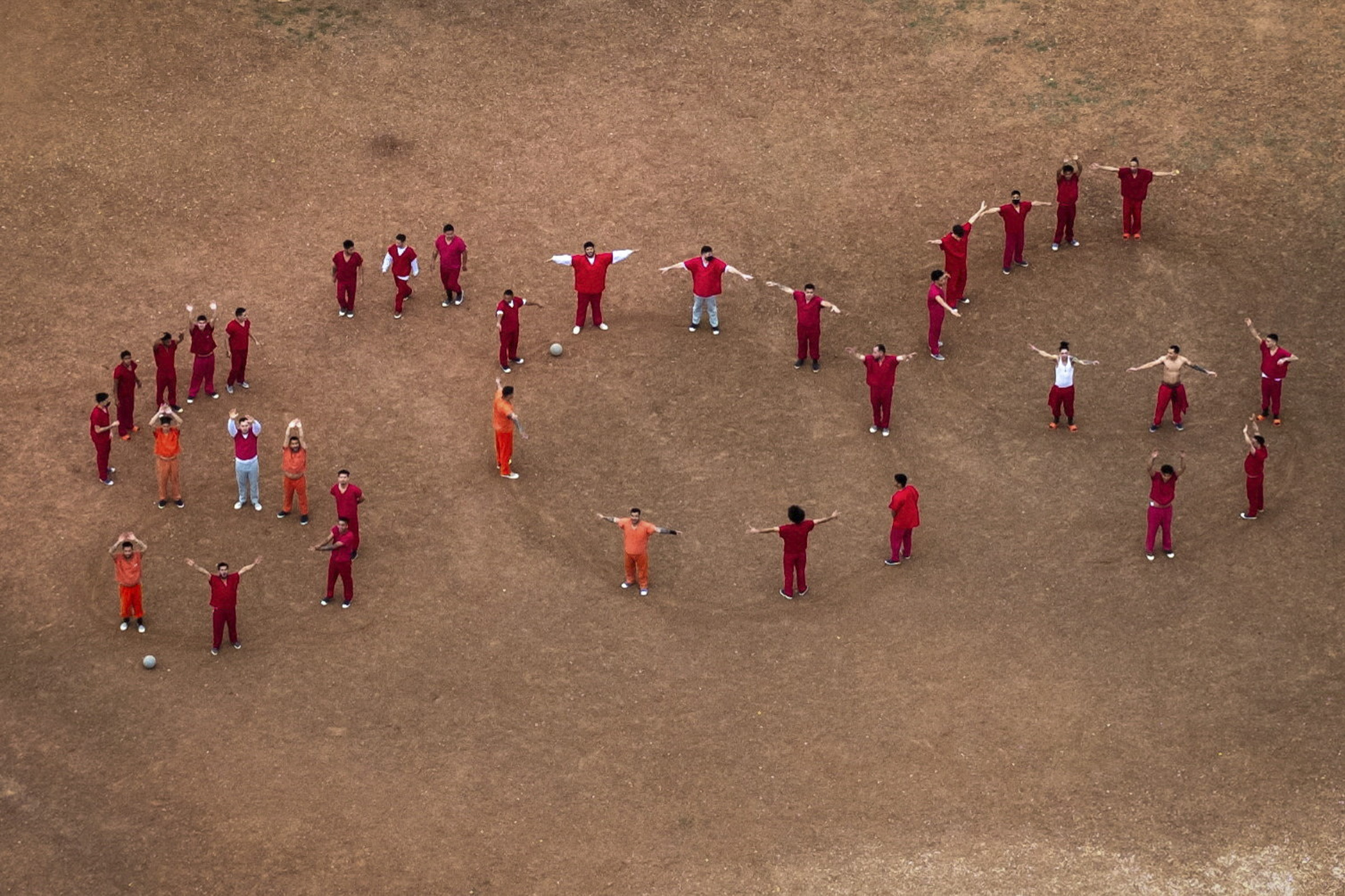 Мигранты из Венесуэлы в иммиграционном центре Техаса выстроились в слово SOS под объективом&nbsp;дрона. В США их обвиняли в связях с преступной группировкой и грозили депортацией в Сальвадор, где их ждало заключение в тюрьму строгого режима, где уже находились 130 депортированных из США венесуэльцев. 28 апреля 2025 года
